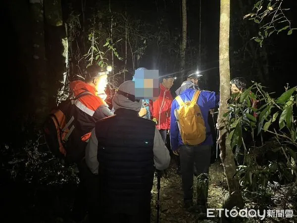 ▲一對顏姓夫妻攀登馬崙山天黑後因未戴頭燈用手機燈光照明，電量用馨後只好用登山杖摸黑下山，所幸在距登山口約300公尺處接觸到搜救人員護送下山。（圖／記者李陳信得翻攝，下同）