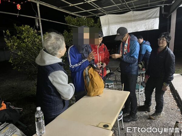 ▲一對顏姓夫妻攀登馬崙山天黑後因未戴頭燈用手機燈光照明，電量用馨後只好用登山杖摸黑下山，所幸在距登山口約300公尺處接觸到搜救人員護送下山。（圖／記者李陳信得翻攝，下同）