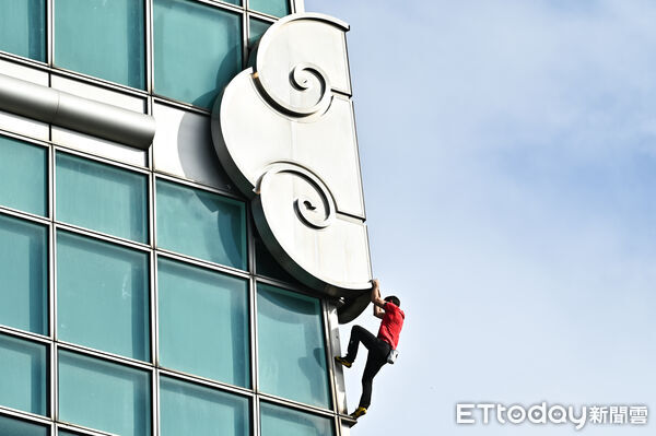 ▲▼美國自由攀岩名將霍諾德（Alex Honnold）於台灣時間25日挑戰徒手攀登台北101。（圖／記者李毓康攝）