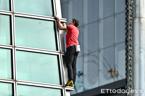 ▲▼美國自由攀岩名將霍諾德（Alex Honnold）於台灣時間25日挑戰徒手攀登台北101。（圖／記者李毓康攝）