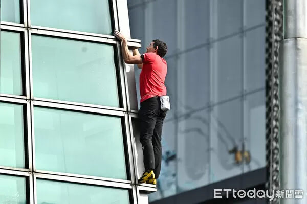 ▲▼美國自由攀岩名將霍諾德（Alex Honnold）於台灣時間25日挑戰徒手攀登台北101。（圖／記者李毓康攝）