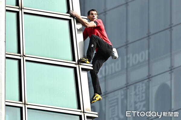 ▲▼美國自由攀岩名將霍諾德（Alex Honnold）於台灣時間25日挑戰徒手攀登台北101。（圖／記者李毓康攝）