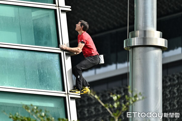 ▲▼美國自由攀岩名將霍諾德（Alex Honnold）於台灣時間25日挑戰徒手攀登台北101。（圖／記者李毓康攝）