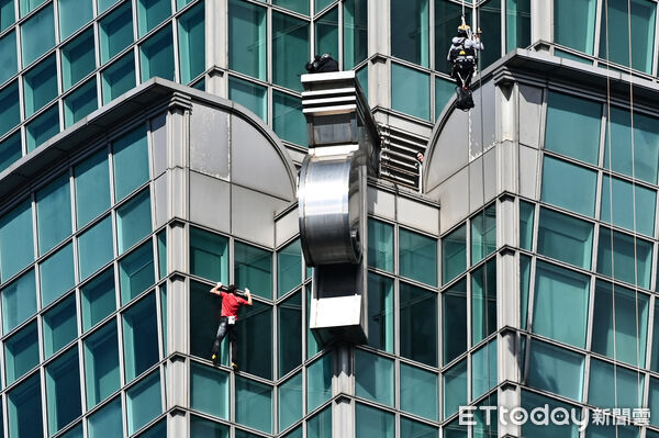 ▲▼美國自由攀岩名將霍諾德（Alex Honnold）於台灣時間25日挑戰徒手攀登台北101。（圖／記者李毓康攝）