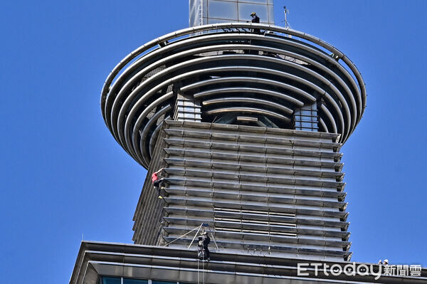 ▲▼美國自由攀岩名將霍諾德（Alex Honnold）於台灣時間25日挑戰徒手攀登台北101，攀爬進入最後階段。（圖／記者李毓康攝）