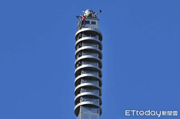 ▲▼美國自由攀岩名將霍諾德（Alex Honnold）於台灣時間25日挑戰徒手攀登台北101，攀爬進入最後階段。（圖／記者李毓康攝）