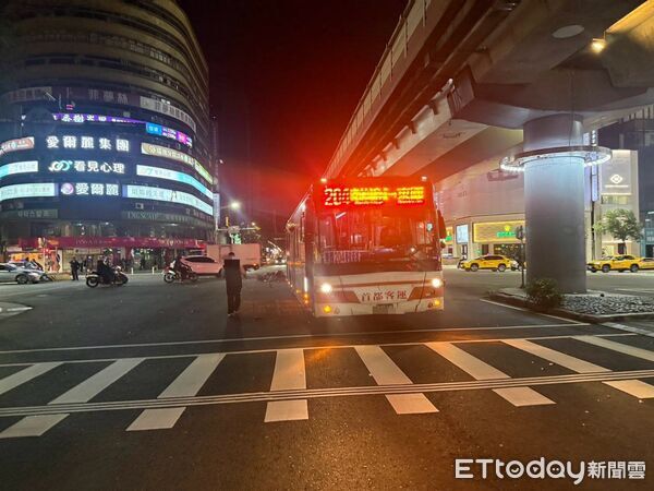 ▲23日晚間北市忠孝東路復興南路口發生公車大型重機相撞車禍，騎士送醫所幸並無生命危險。（圖／記者張君豪翻攝）