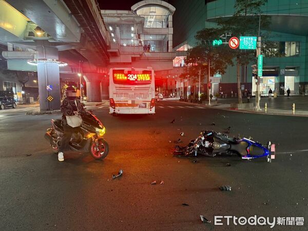 ▲23日晚間北市忠孝東路復興南路口發生公車大型重機相撞車禍，騎士送醫所幸並無生命危險。（圖／記者張君豪翻攝）