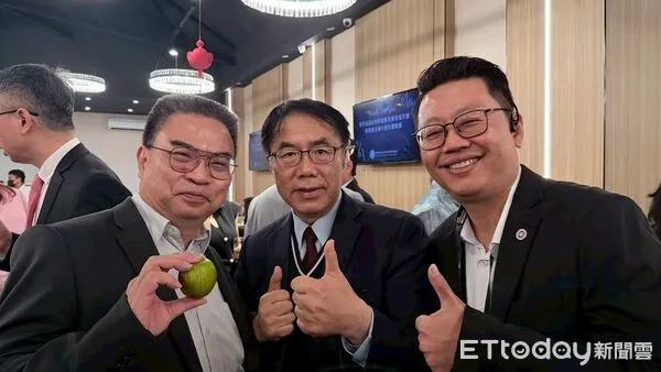 ▲台南市長黃偉哲把握農曆年前採購旺季，前往馬來西亞出席重要台商聚會，推廣台南優質蜜棗。（記者林東良翻攝，下同）