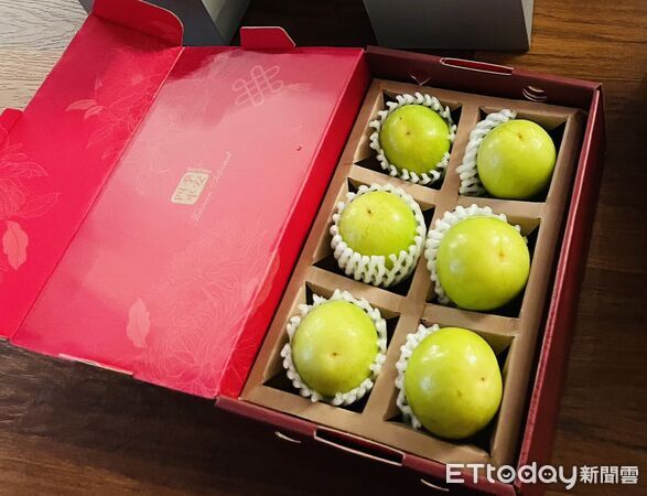 ▲台南市長黃偉哲把握農曆年前採購旺季，前往馬來西亞出席重要台商聚會，推廣台南優質蜜棗。（記者林東良翻攝，下同）