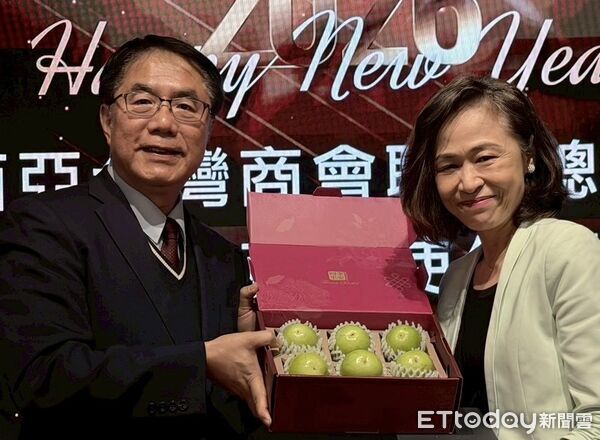 ▲台南市長黃偉哲把握農曆年前採購旺季，前往馬來西亞出席重要台商聚會，推廣台南優質蜜棗。（記者林東良翻攝，下同）