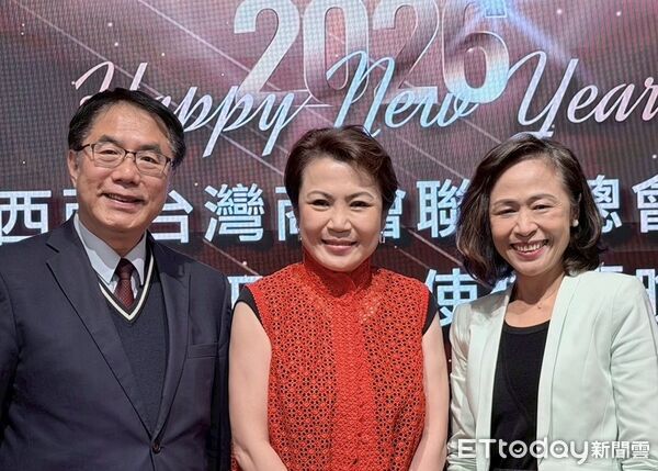 ▲台南市長黃偉哲把握農曆年前採購旺季，前往馬來西亞出席重要台商聚會，推廣台南優質蜜棗。（記者林東良翻攝，下同）