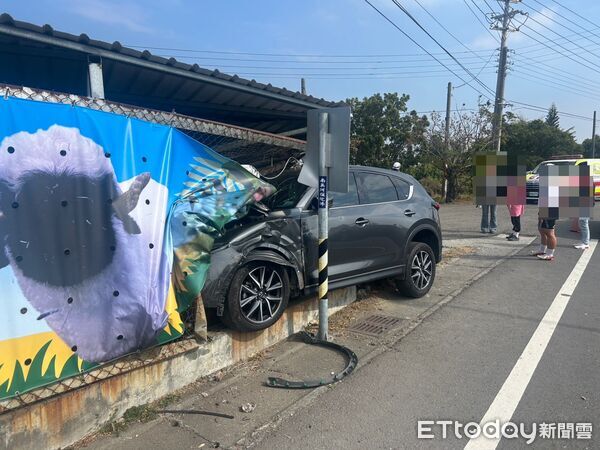 ▲▼劉姓男子駕駛自小客車行經梓官區信義路段時，疑因精神不濟，失控撞上知名「嘎逼&牛奶互動園區」的圍牆。（圖／記者吳世龍翻攝）