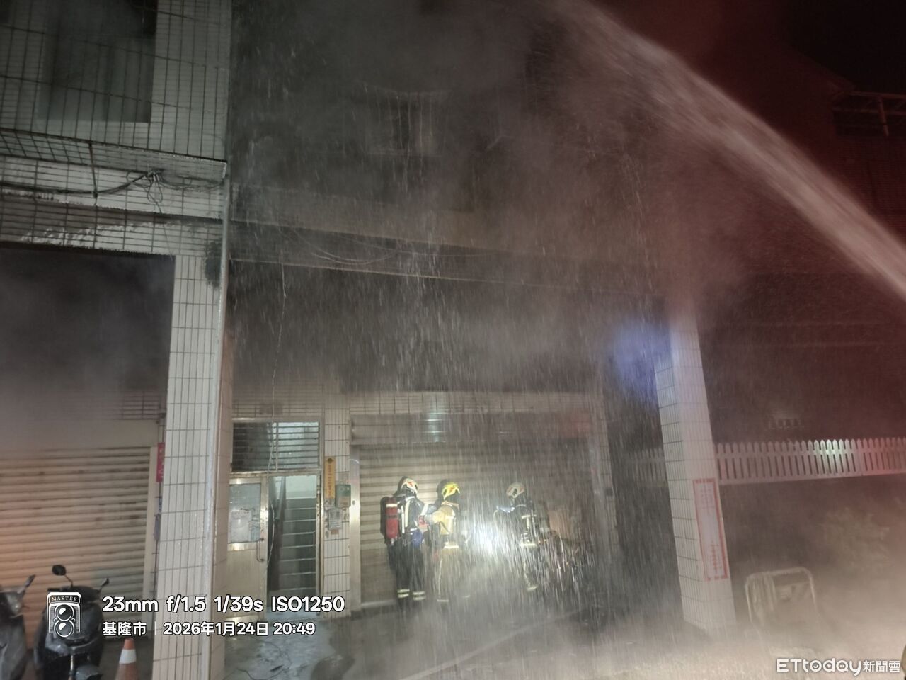 快訊/基隆宅竄火舌傳爆炸聲!疑車輛起火 屋主趕抵現場