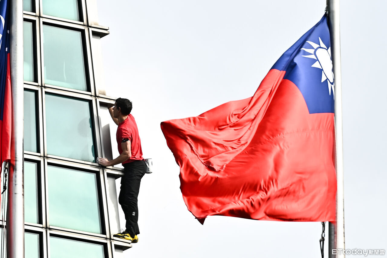 霍諾德攻頂台北101「旗海飄揚」 美媒:台灣趁勢行銷國際