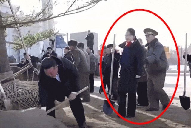 ▲▼北韓國防相努光鐵，疑似伸手觸碰金主愛。（圖／翻攝自YouTube）