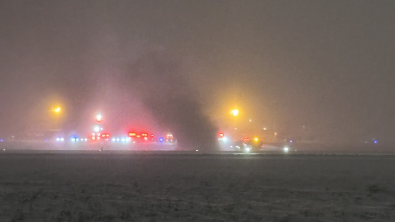 ▲▼美國緬因州（Maine）班戈國際機場（Bangor International Airport）於當地時間25日晚間傳出飛機翻覆意外。（圖／翻攝自X）