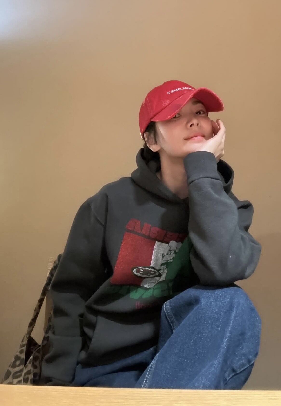 宋慧喬捨愛馬仕背700元豹紋包戴「嫉妒」紅帽好幽默