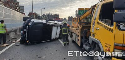 快訊／國1北上汐止段2車碰撞1翻覆！母嬰受困獲救　3線道塞爆