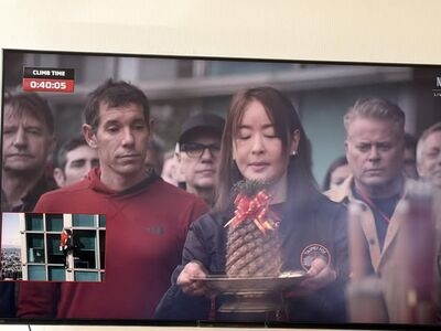 賈永婕端鳳梨拜拜！霍諾德站旁邊「表情困惑」…畫面瘋傳變迷因