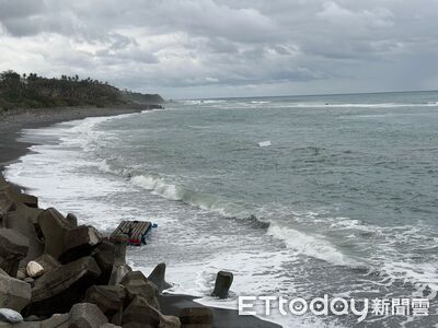 台東海域翻船意外！金樽漁港漁民「膠筏翻覆」落海溺斃