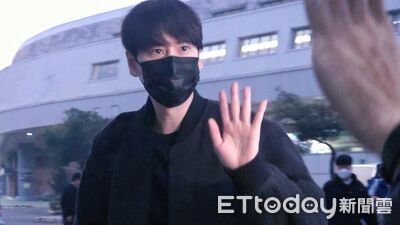 直擊／小港機場塞爆粉絲！SJ清晨飛離台　「越過保母車」親切揮手