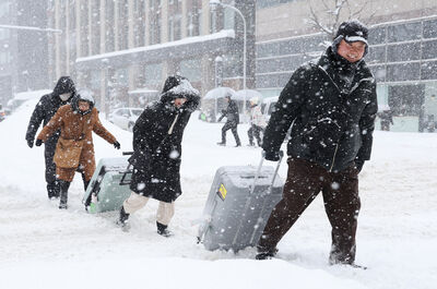 北海道破紀錄大雪！新千歲機場7000人滯留　巴士、JR全停駛