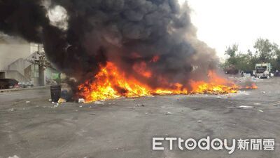 垃圾車一壓就燒起！鋰電池未分類直接丟　驚悚起火畫面曝
