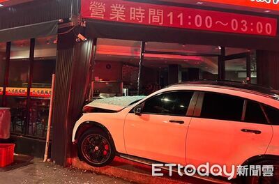 賓士男酒駕拒檢！一路闖紅燈狂逃6公里　4mins後撞進知名鐵板燒