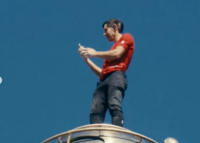 爬上101自拍！霍諾德「1細節」隨時會卡住　萬人傻：還無殼