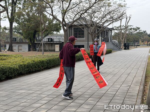 ▲台南水道博物館舉辦馬年揮毫送祝福活動，長榮大學師生現場揮毫，吸引遊客熱情索取春聯。（記者林東良翻攝，下同）