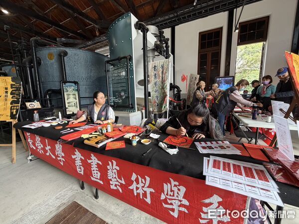 ▲台南水道博物館舉辦馬年揮毫送祝福活動，長榮大學師生現場揮毫，吸引遊客熱情索取春聯。（記者林東良翻攝，下同）