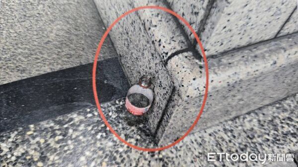 ▲▼ 員警到場查證身份後逮捕通緝犯。（圖／記者黃彥傑翻攝）