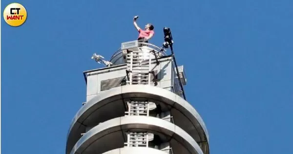 美國攀岩傳奇人物霍諾德（Alex Honnold）今天（25日）挑戰徒手攀登台北101大樓壯舉，耗時1小時31分鐘提前完成任務。（圖／黃耀徵攝）