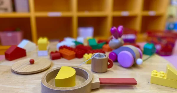 新竹縣新豐鄉某私立幼兒園遭家長指控虐童，幼童臉頰與頸部可見多處紅腫瘀痕，園方已聲明解雇涉案教師。（圖／示意圖，photoAC）