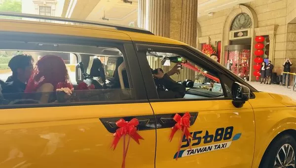 ▲黃路大哥駕駛著55688計程車擔任女兒主禮車駕駛。（圖／大車隊提供）