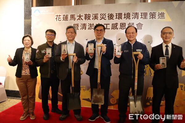 ▲▼環境部長彭啟明（右三）、行政院政務委員季連成（右二）、環境部循環署長賴瑩瑩（左一）、環境部環境管理署長顏旭明（左三）等共同出席感恩餐會。（圖／記者王兆麟攝，下同）