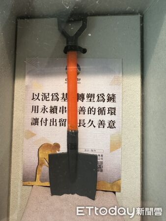 ▲▼環境部長彭啟明（右三）、行政院政務委員季連成（右二）、環境部循環署長賴瑩瑩（左一）、環境部環境管理署長顏旭明（左三）等共同出席感恩餐會。（圖／記者王兆麟攝，下同）