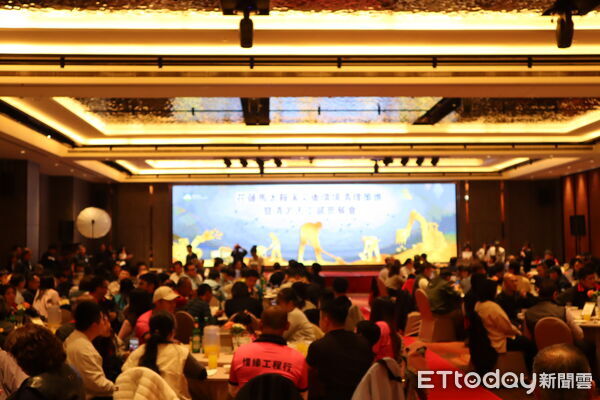 ▲▼環境部長彭啟明（右三）、行政院政務委員季連成（右二）、環境部循環署長賴瑩瑩（左一）、環境部環境管理署長顏旭明（左三）等共同出席感恩餐會。（圖／記者王兆麟攝，下同）