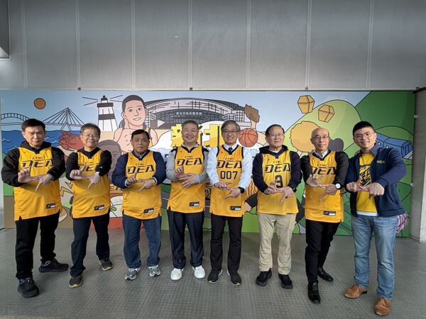 ▲▼調查局長陳白立擔任新北中信特攻開球嘉賓 。（圖／新北中信特攻提供）