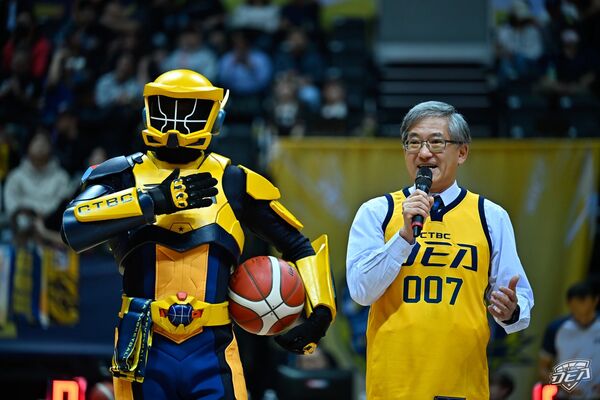 ▲▼調查局長陳白立擔任新北中信特攻開球嘉賓 。（圖／新北中信特攻提供）