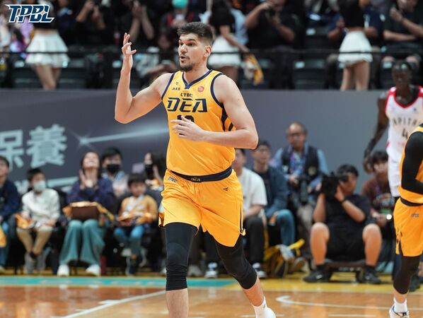 ▲臺北台新戰神梅克、雷蒙恩、錢肯尼，新北中信特攻馬可、阿巴西。（圖／TPBL提供）