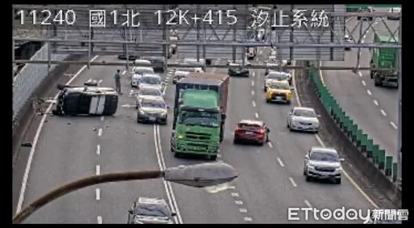 ▲汐止交流道前2車發生碰撞事故，一車翻覆。（圖／記者張君豪翻攝）