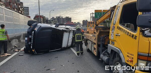 ▲汐止交流道前2車發生碰撞事故，一車翻覆。（圖／記者張君豪翻攝）