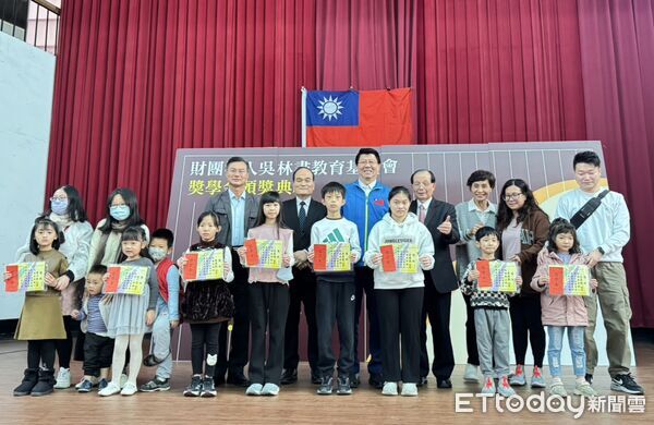 ▲吳林盡教育基金會清寒獎學金頒獎典禮於台南舉行，教育部前部長吳清基春節前夕返鄉，親自頒發獎學金，勉勵清寒學子安心向學。（圖／記者林東良翻攝，下同）