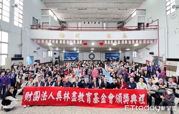 ▲吳林盡教育基金會清寒獎學金頒獎典禮於台南舉行，教育部前部長吳清基春節前夕返鄉，親自頒發獎學金，勉勵清寒學子安心向學。（圖／記者林東良翻攝，下同）