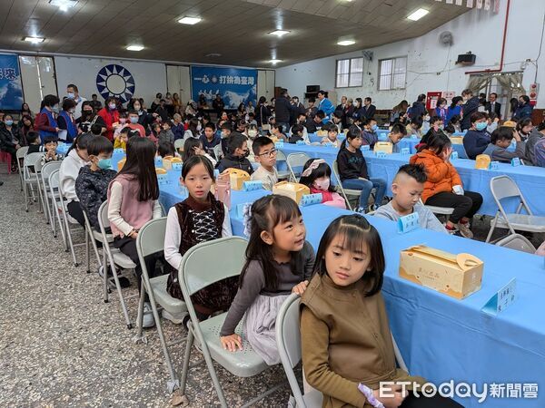 ▲吳林盡教育基金會清寒獎學金頒獎典禮於台南舉行，教育部前部長吳清基春節前夕返鄉，親自頒發獎學金，勉勵清寒學子安心向學。（圖／記者林東良翻攝，下同）