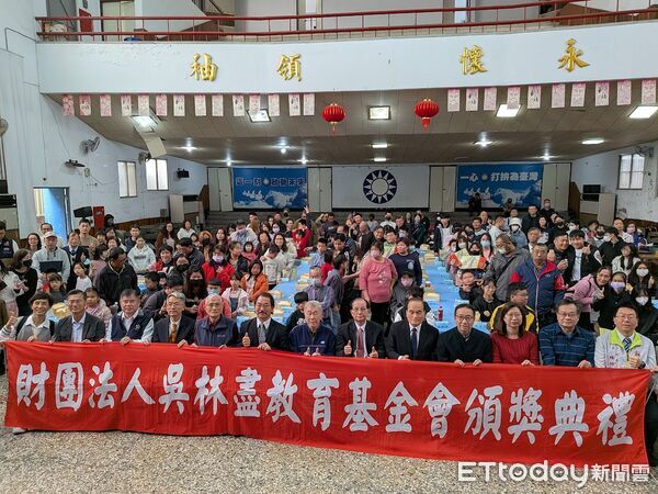 ▲吳林盡教育基金會清寒獎學金頒獎典禮於台南舉行，教育部前部長吳清基春節前夕返鄉，親自頒發獎學金，勉勵清寒學子安心向學。（圖／記者林東良翻攝，下同）