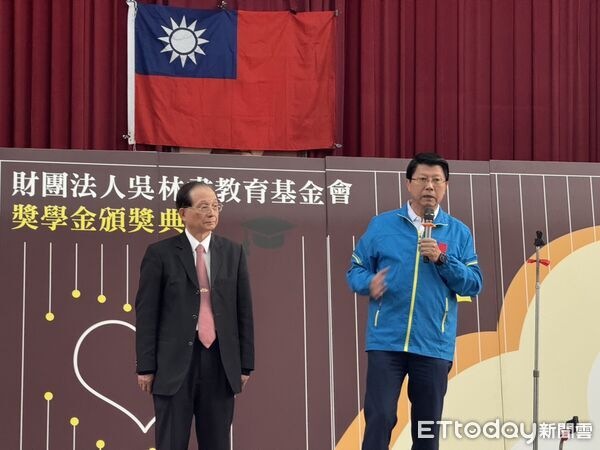 ▲吳林盡教育基金會清寒獎學金頒獎典禮於台南舉行，教育部前部長吳清基春節前夕返鄉，親自頒發獎學金，勉勵清寒學子安心向學。（圖／記者林東良翻攝，下同）