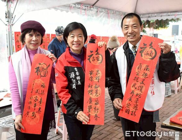 ▲花蓮吉安鄉辦理12場次現場揮毫贈春聯活動。（圖／吉安鄉公所提供，下同）